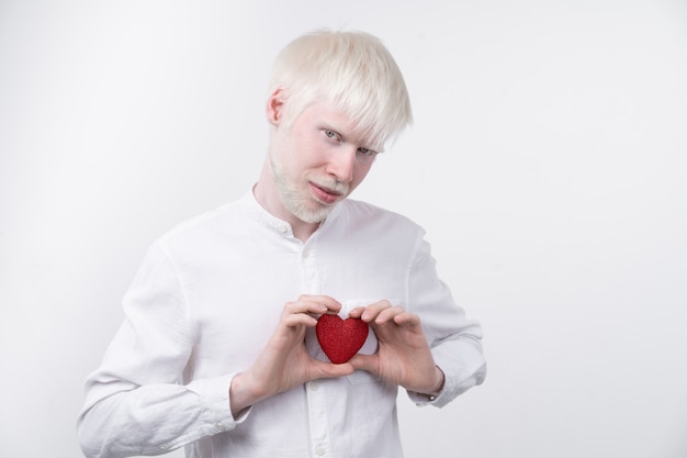 Retrato de um homem albino segurando um coração