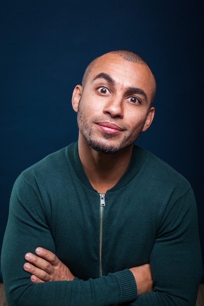 Retrato, de, um, homem americano africano, sorrindo, ligado, azul escuro