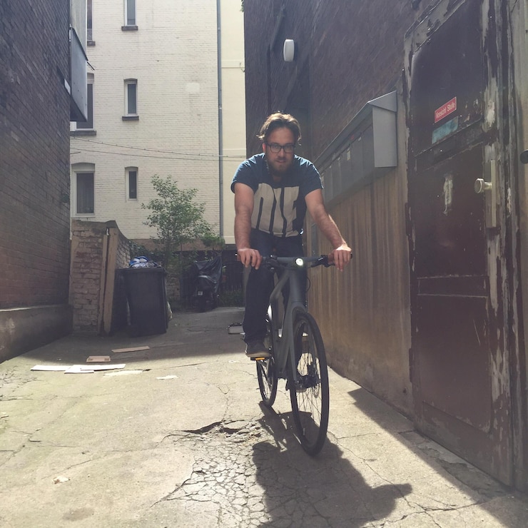 Foto retrato de um homem andando de bicicleta na rua