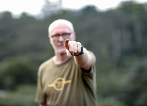 Foto retrato de um homem apontando para a câmera