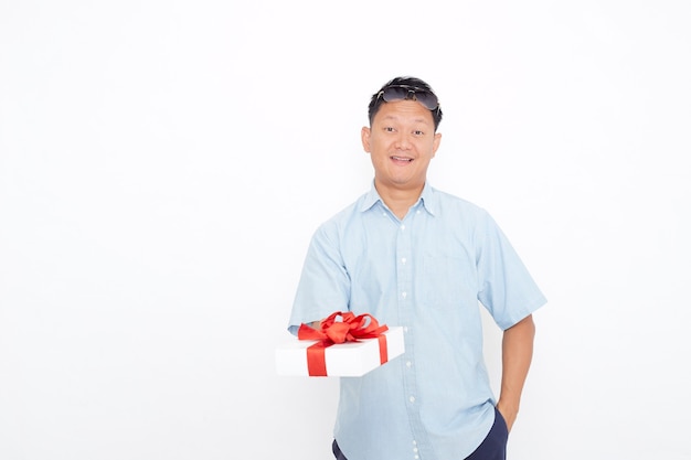 Retrato de um homem asiático bonito segurando uma caixa de presente