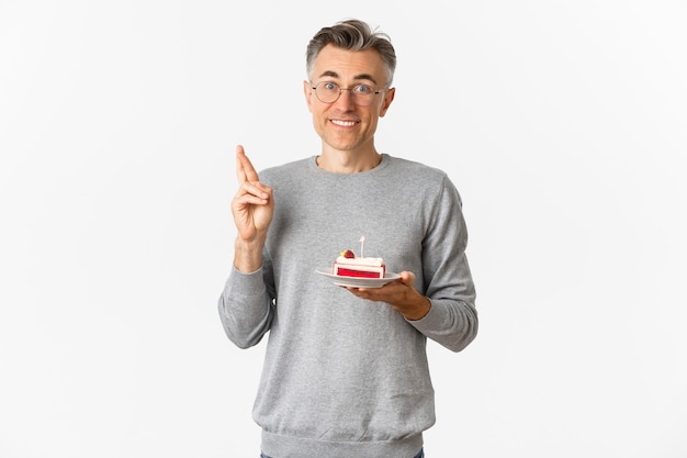 Retrato de um homem atraente de meia-idade comemorando seu aniversário