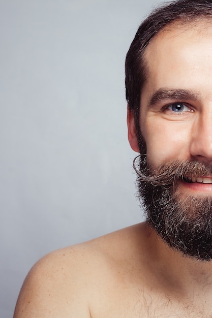 Foto retrato de um homem barbudo bonito em pé