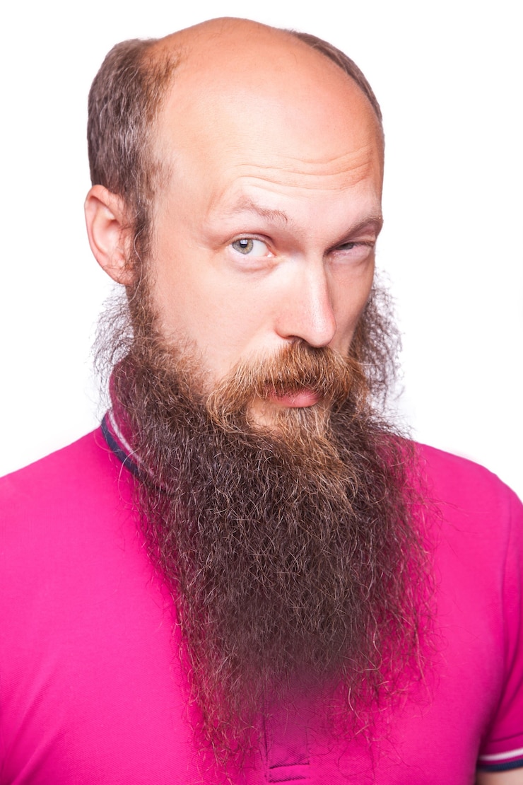 Foto retrato de um homem barbudo careca engraçado contra um fundo branco. isolado, tiro do estúdio ..