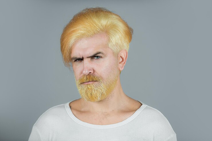 Foto retrato de um homem barbudo com cor de cabelo. cabelo colorido. homem loiro barbudo com barba comprida e bigode.