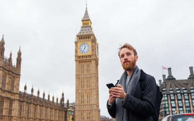 Retrato de um homem barbudo com um smartphone