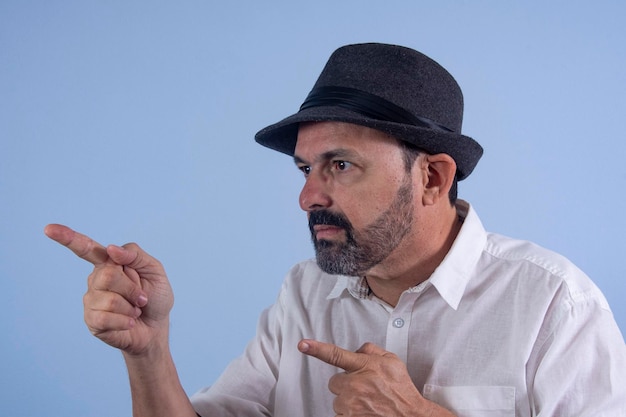 Retrato de um homem barbudo de 60 anos sobre fundo azul