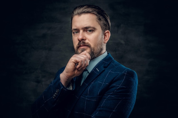 Retrato de um homem barbudo elegante vestido com uma jaqueta de lã e gravata borboleta.