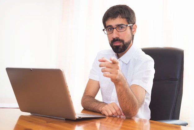 Retrato, de, um, homem barbudo, em, escritório, apontar, tu