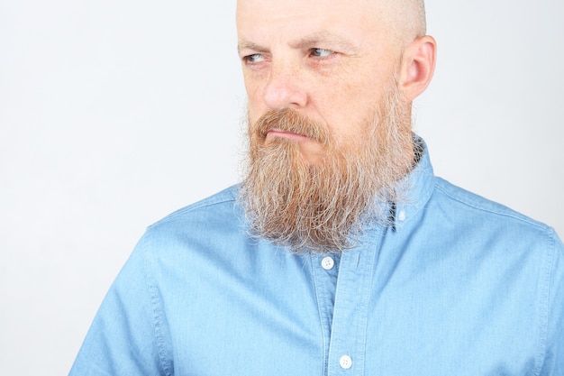 Retrato de um homem barbudo em um fundo claro