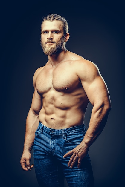 Retrato de um homem barbudo muscular atlético posando