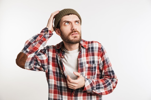 Retrato de um homem barbudo pensativo em camisa xadrez