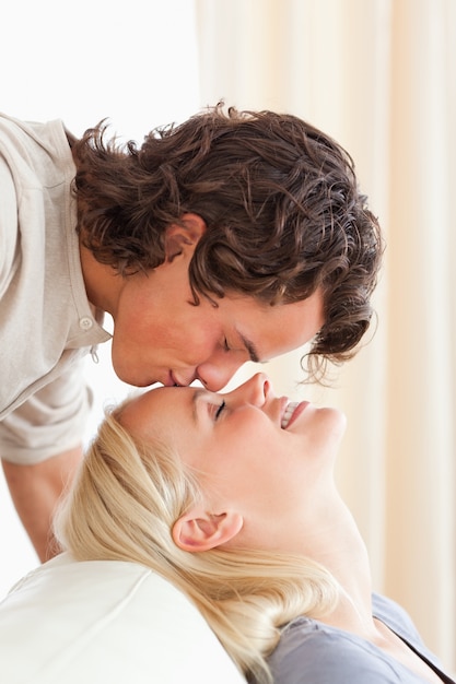 Foto retrato de um homem beijando seu noivo na testa