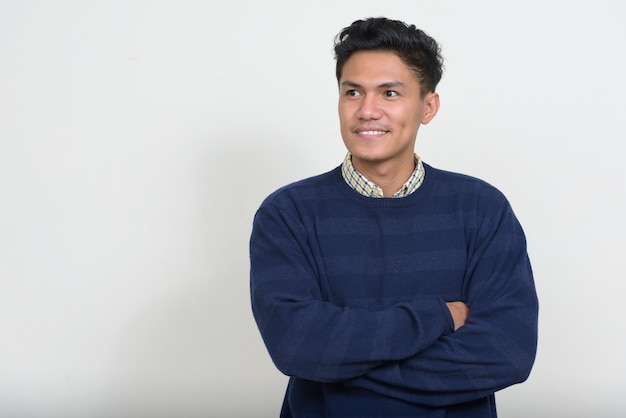 Retrato de um homem bonito asiático com suéter