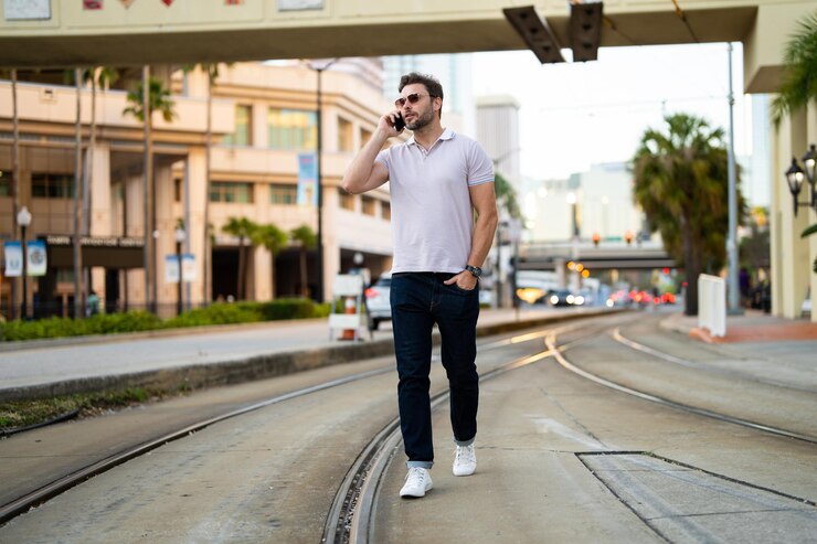 Foto retrato de um homem bonito conversando por telefone na cidade homem confiante falando por telefone em grande moderno
