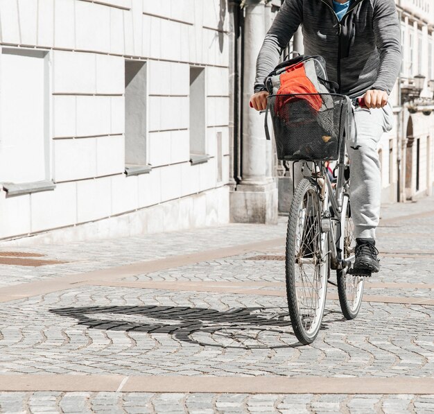 Retrato de um homem bonito hipster Um homem em uma cidade andando de bicicleta na rua em uma bicicleta um estilo de vida