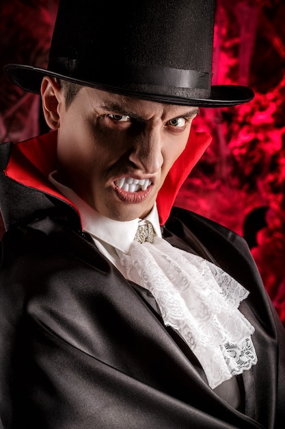 Retrato de um homem bonito vestido com uma fantasia de Drácula para o Halloween