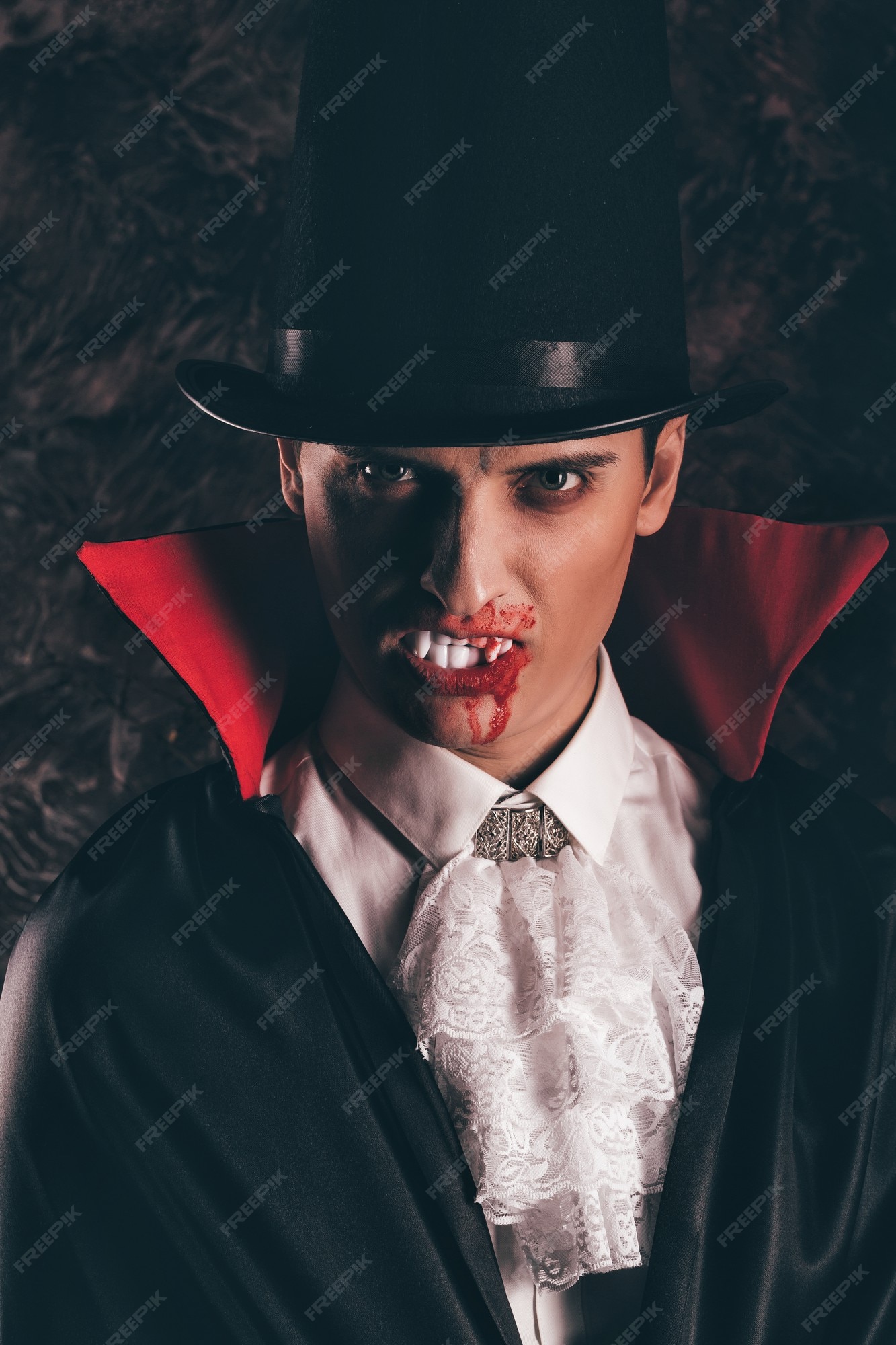 Homem bonito vestido com uma fantasia de drácula para o halloween