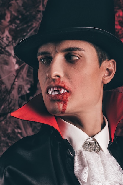 Retrato de um homem bonito vestido com uma fantasia de Drácula para o Halloween