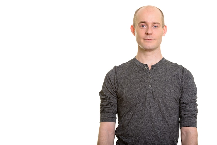 Foto retrato de um homem branco careca olhando para a câmera