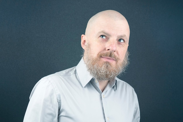 Retrato de um homem careca e barbudo feliz