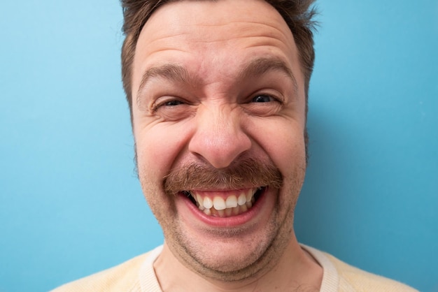 Foto retrato de um homem caucasiano engraçado rindo