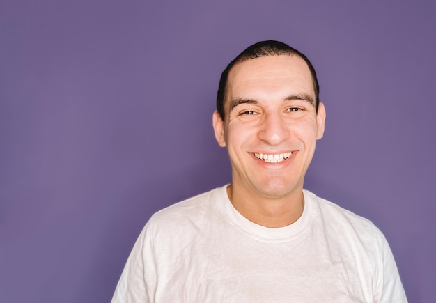 Retrato de um homem caucasiano sorrindo e feliz isolado na cor do ano muito peri