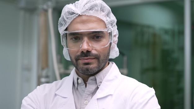 Retrato de um homem cientista de uniforme trabalhando em laboratório curativo