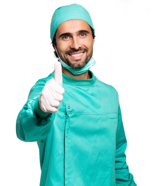 Foto retrato de um homem cirurgião polegares para cima isolado no branco