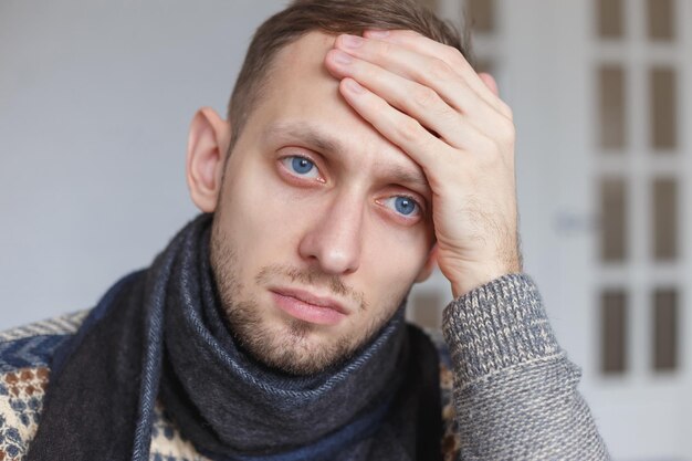 Foto retrato de um homem com a cabeça na mão