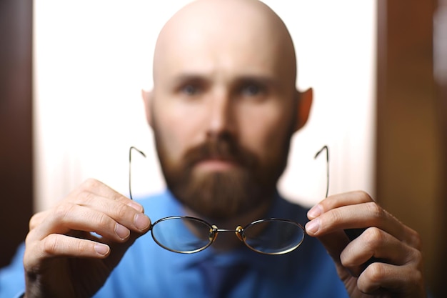 Retrato de um homem com barba e óculos