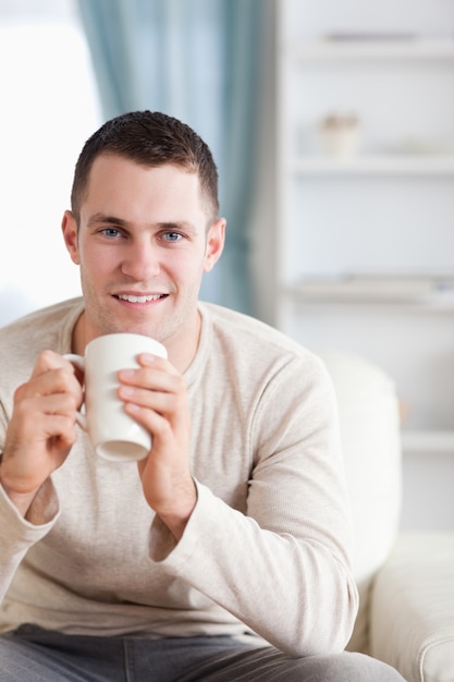 Retrato de um homem com café