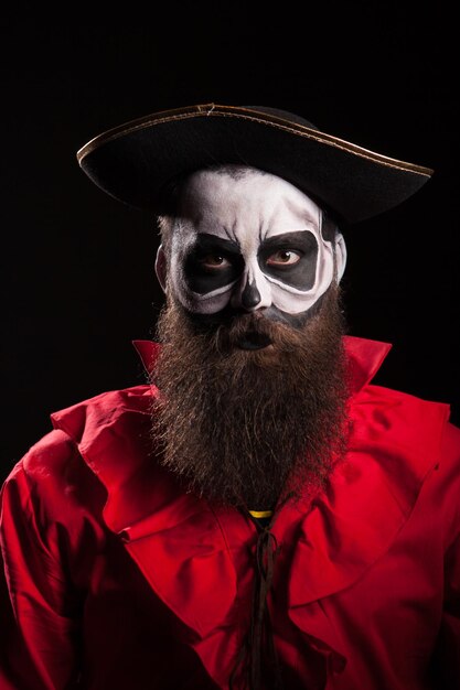 Retrato de um homem com chapéu contra um fundo preto