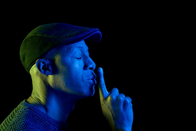 Foto retrato de um homem com luz azul no rosto