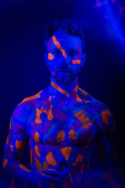 Retrato de um homem com maquiagem ultravioleta e luz neon no estilo cyberpunk