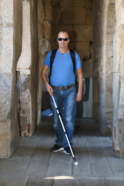 Foto retrato de um homem com os braços levantados de pé no corredor