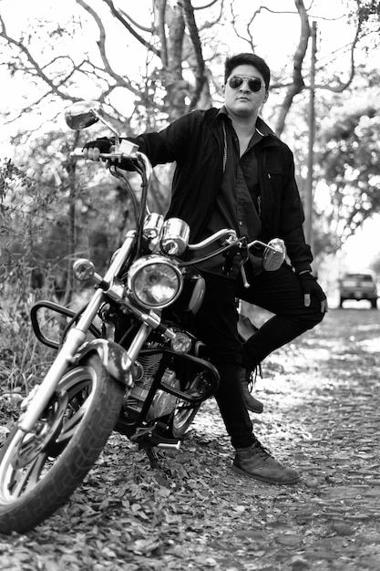 Retrato de um homem com sua motocicleta Retrato ao ar livre