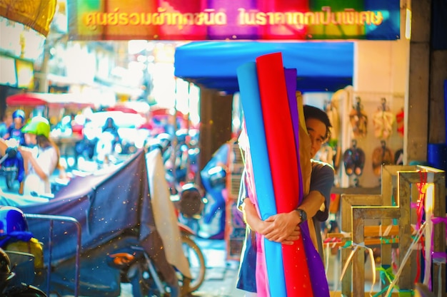 Foto retrato de um homem com tecido colorido de pé no mercado