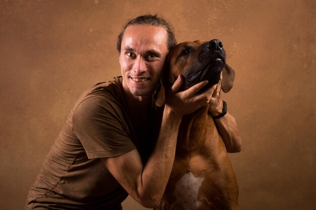 Foto retrato de um homem com um cão