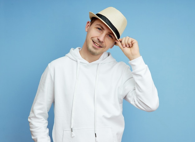 Retrato de um homem com um chapéu, sorriso e emoções alegres no rosto