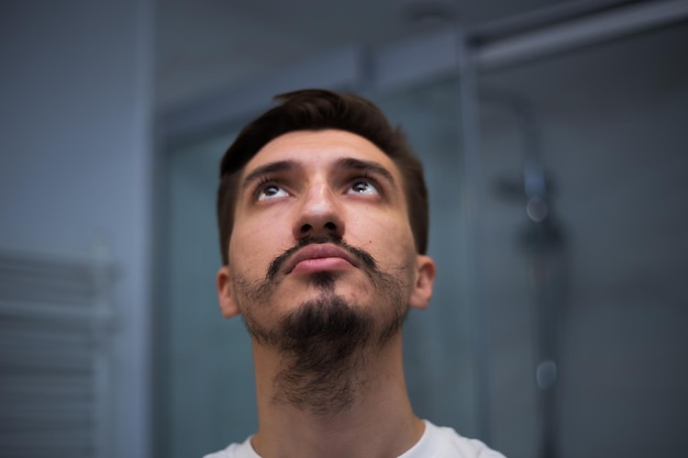 Retrato de um homem com uma barba feia e heterogênea