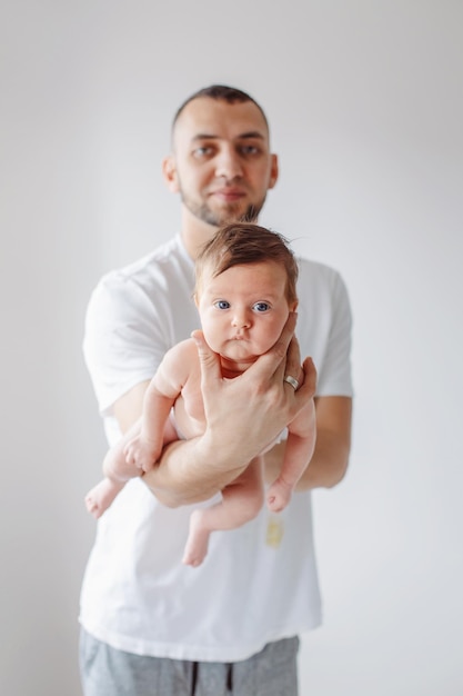 Foto retrato de um homem com uma filha bonita de pé sobre um fundo branco