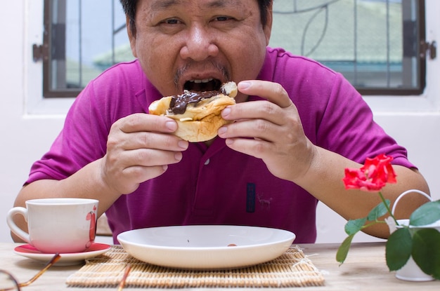 Retrato de um homem comendo comida na mesa
