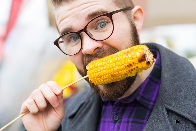 Retrato de um homem comendo comida