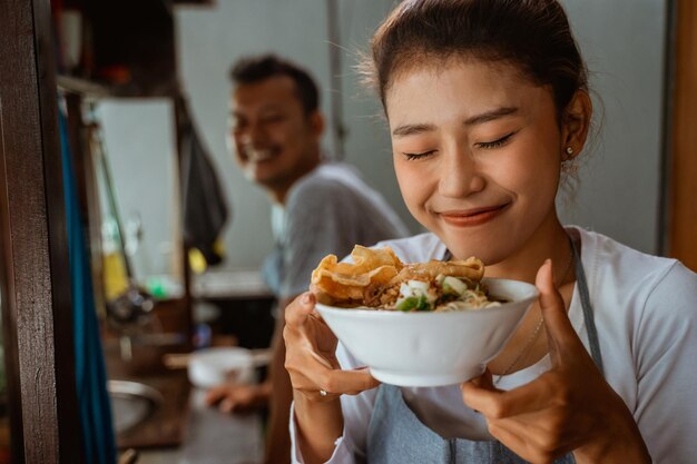 Foto retrato de um homem comendo comida