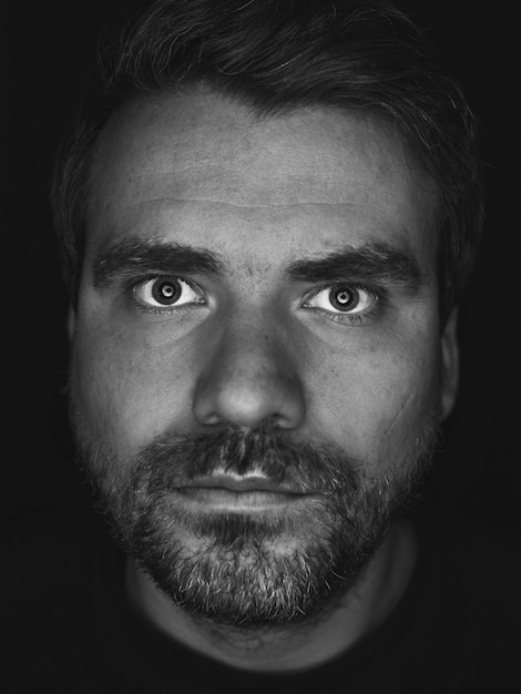 Foto retrato de um homem contra fundo preto