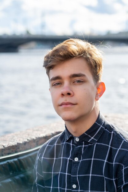 Foto retrato de um homem contra o mar e o céu