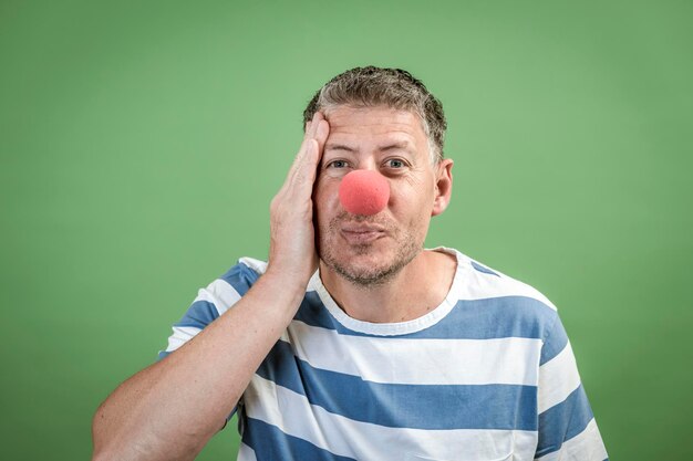 Foto retrato de um homem contra um fundo cinzento