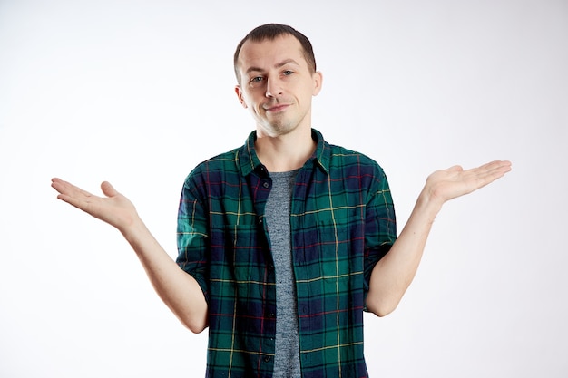 Foto retrato de um homem de camisa xadrez