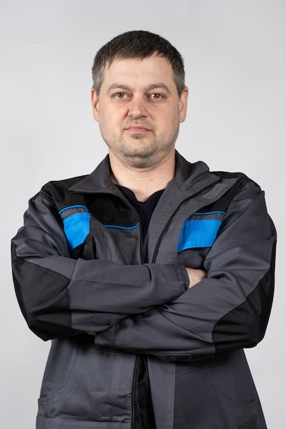 Foto retrato de um homem de macacão de trabalho sobre um fundo branco